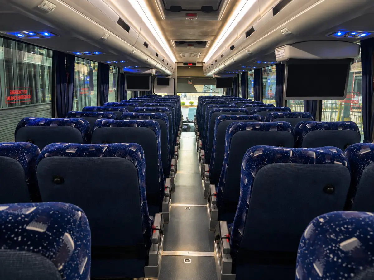 Pasillo y asientos de un autobús de Autobuses Flores